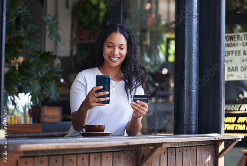 Valokuva Woman, phone and credit card at coffee shop for ecommerce, online shopping or purchase