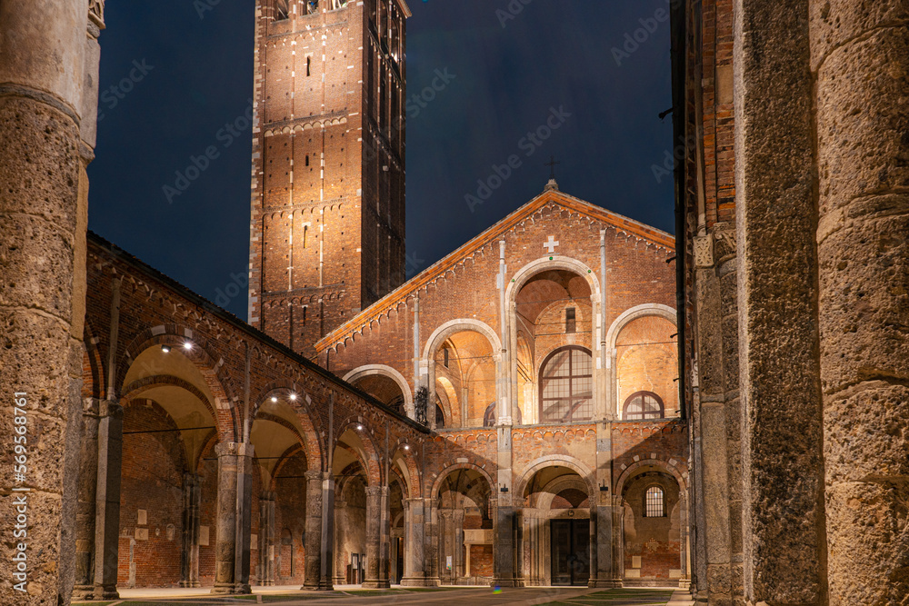 La Basilica di Sant'Ambrogio, una delle chiese più antiche di Milano, Italia.