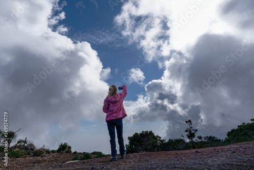 Selfies auf einer Hochpassstrasse im Teide Nationalpark auf Teneriffa. Wie in den Wolken stehen.