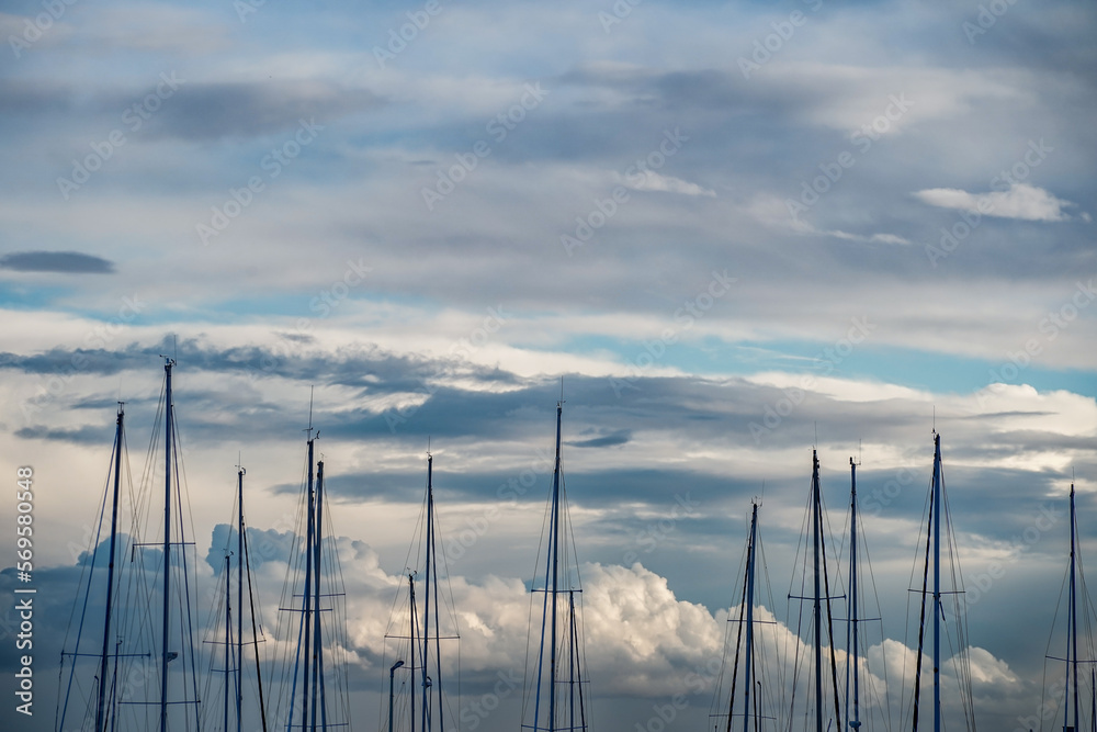 Ταπετσαρία sky and clouds over a series of mainmasts in a harbour