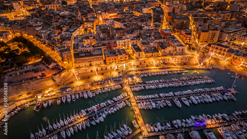 Veduta aerea del borgo antico e porto di Bisceglie in Puglia con drone.