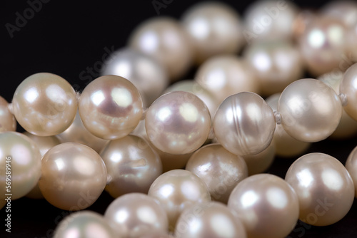 Women's jewelry beads made of natural pearls
