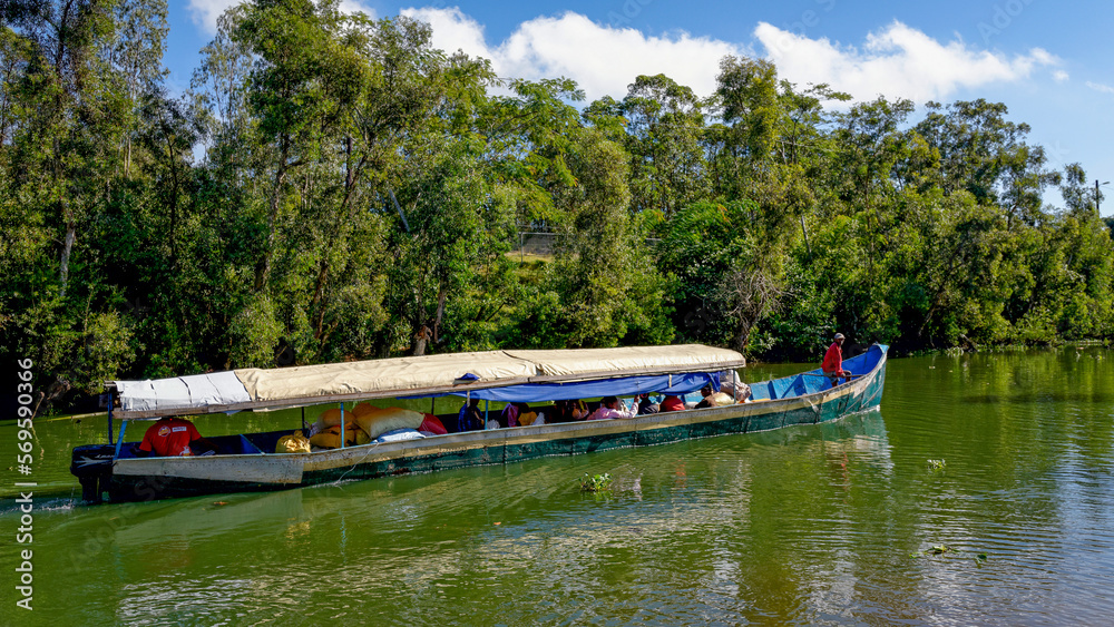Bateau de transport de passagers sur le Canal des Pangalanes à Madagascar