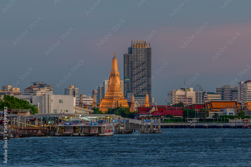 Obraz premium Wat Arun Ratchawararam or Temple of Dawn and five pagodas during twilight.