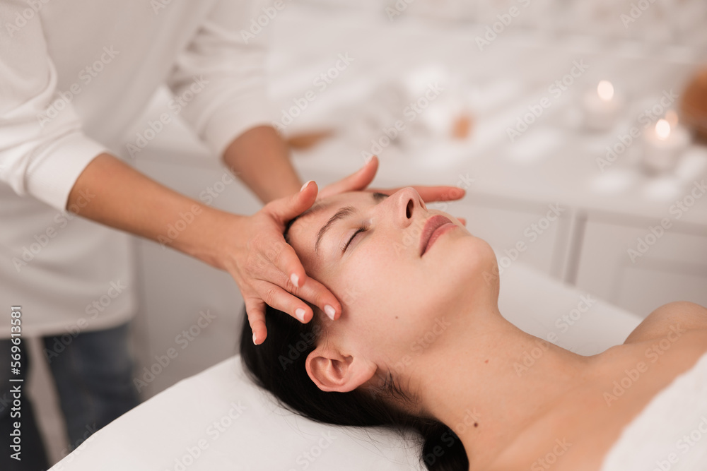Naklejka premium Masseuse doing face massage to client