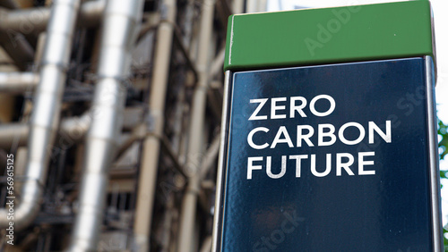 Foto Zero Carbon Future on a sign in front of an Industrial building