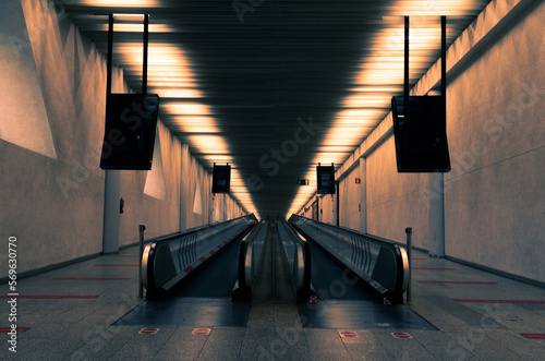 cintas mecánicas de un aeropuerto  photo