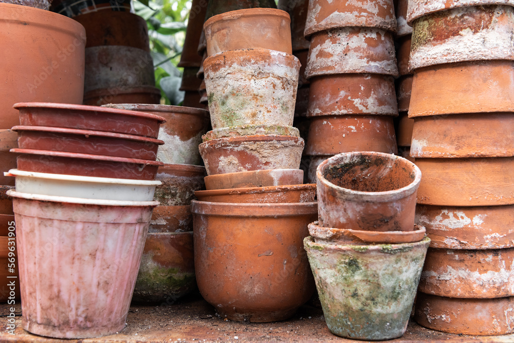 Clay pots. Stacks of old pots. ceramic dishes for flowers. Flower stock. Used items for recycling or reuse. Preparing garden tools. Clay pots. Stacks of old pots. ceramic dishes for flowers. Flower stock. Used items for recycling or reuse. Preparing garden tools.