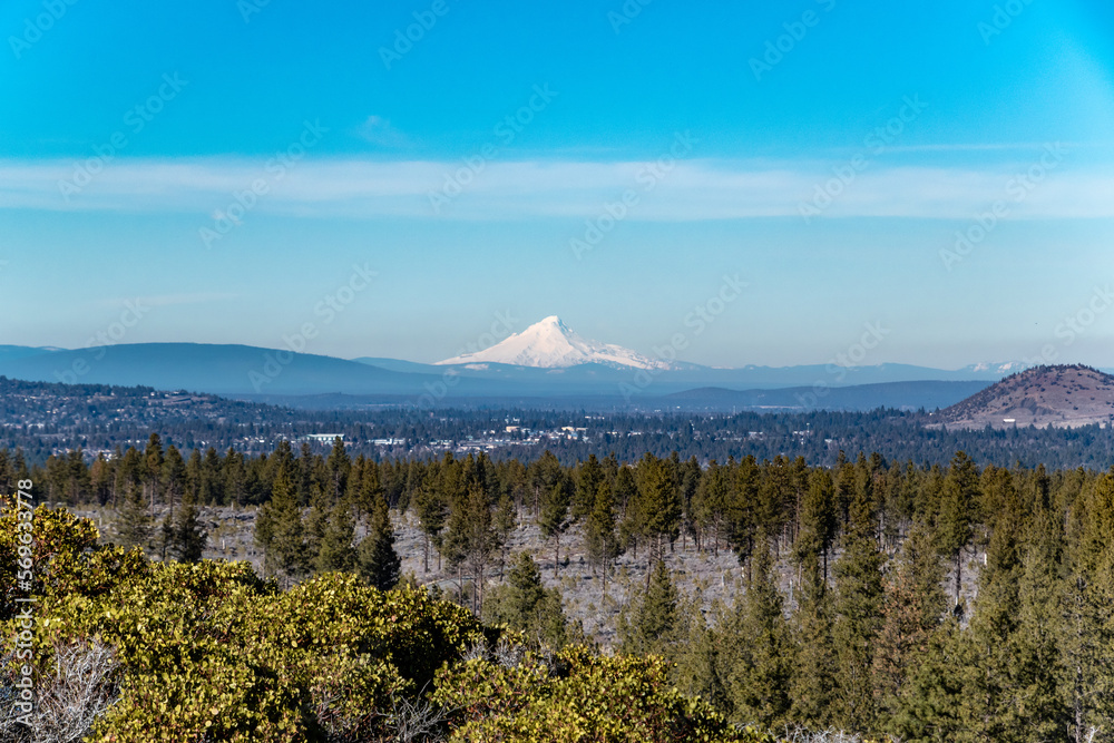 Fototapeta premium Mountain Cascade Range in Central Oregon Bend