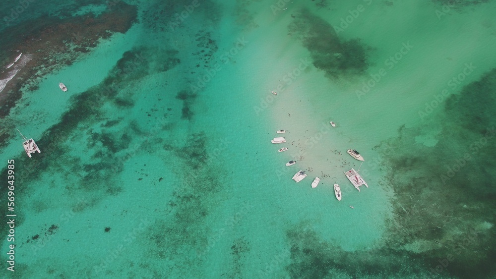 Fototapeta premium Aerial view of boats anchored in tuquoise water in Sting Ray City in Cayman Islands