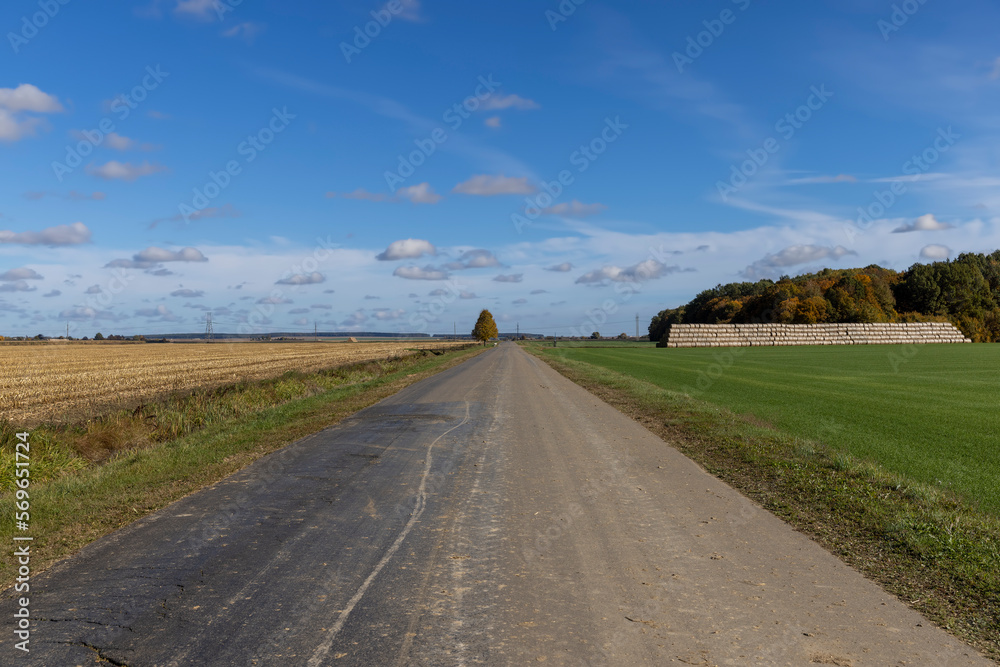Fototapeta premium A straight highway without cars