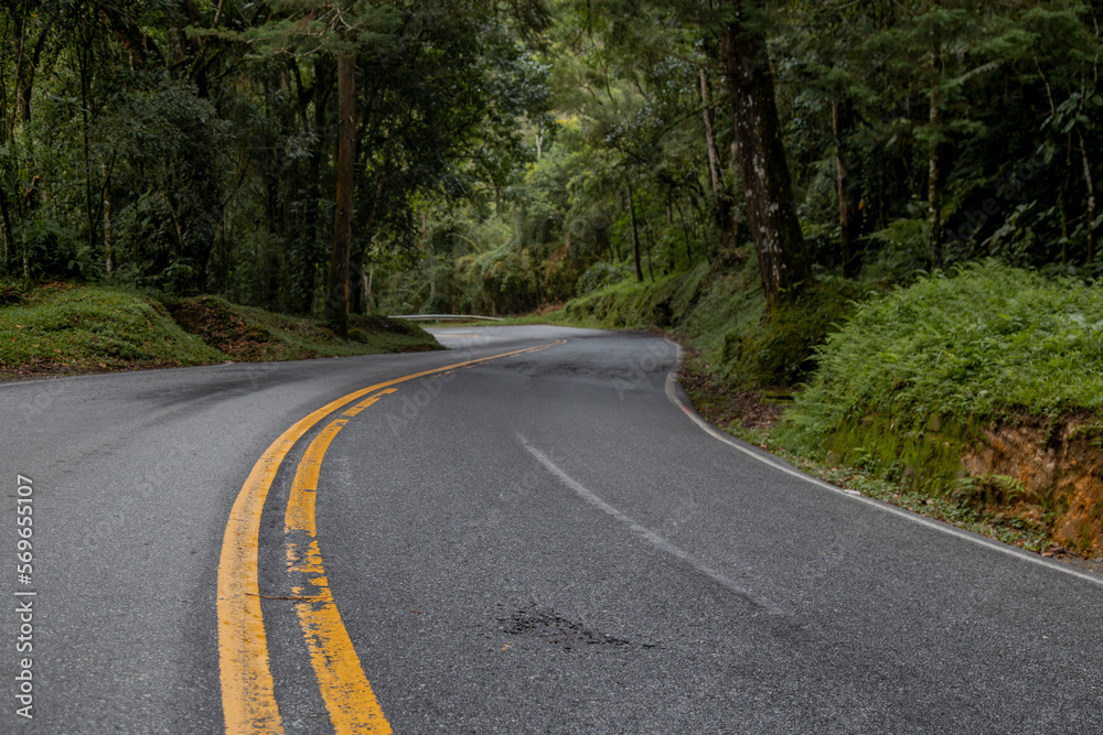 Viajando de carro pela Serra da Mantiqueira, na Rodovia BR 354 entre Minas Gerais e Rio de Janeiro