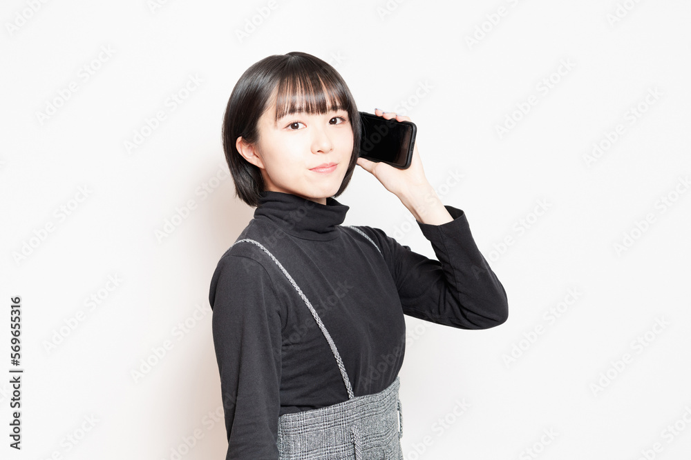 スマホを使っている若い女性 スマホを使っている若い女性