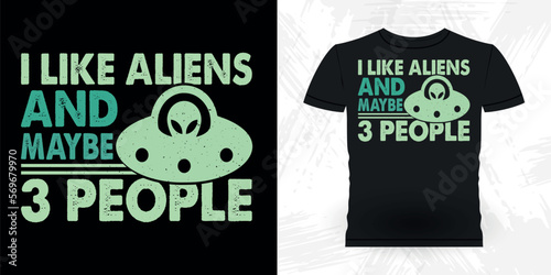 I Like Aliens And Maybe 3 People Funny Retro Vintage UFO Alien T-shirt Design