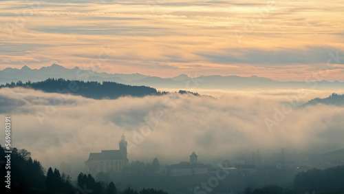 Herbstlandschaft mit Nebel und Blick in die Alpen