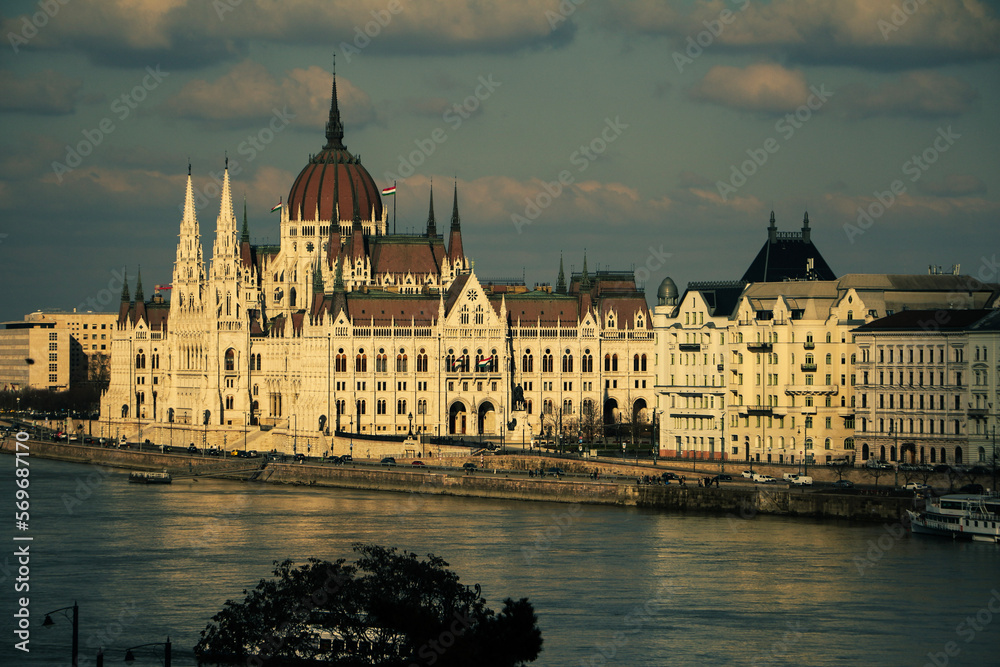 Obraz premium hungarian parliament