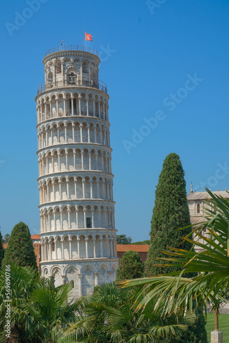 Piazza dei Miracoli mit den ber  hmtesten Bauwerken von Pisa  Schiefer Turm  Baptistarium und Dom Santa Maria Assunta. 