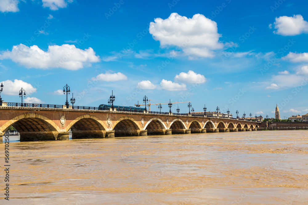 Fototapeta premium Old stony bridge in Bordeaux