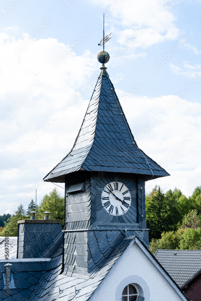 Fototapeta premium Naturschiefer, Schieferdach Eindeckung Dachturm Uhrturm
