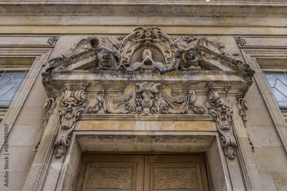 Obraz premium Fontainebleau Palace (XII century) architecture details. Fontainebleau Palace - old royal hunting castle, one of largest royal chateaux in France (55 km from Paris). Fontainebleau, France.