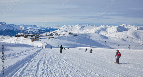 Schönes Winterpanorama im Skigebiet Wildkogel bei Bramberg in Österreich, mit Skifahrer an der Piste.
