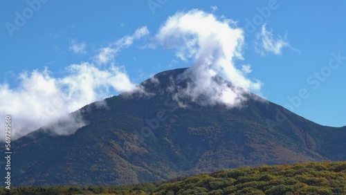 長野県 白樺湖と蓼科山の秋の景色