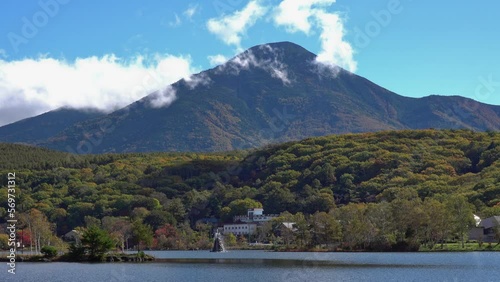 長野県 白樺湖と蓼科山の秋の景色