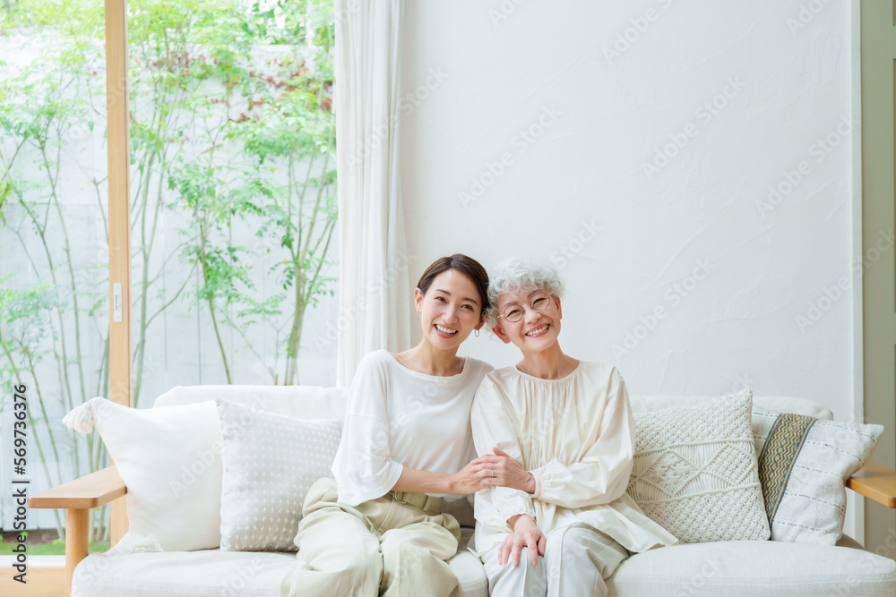リビングでリラックスする女性の親子のポートレート リビングでリラックスする女性の親子のポートレート