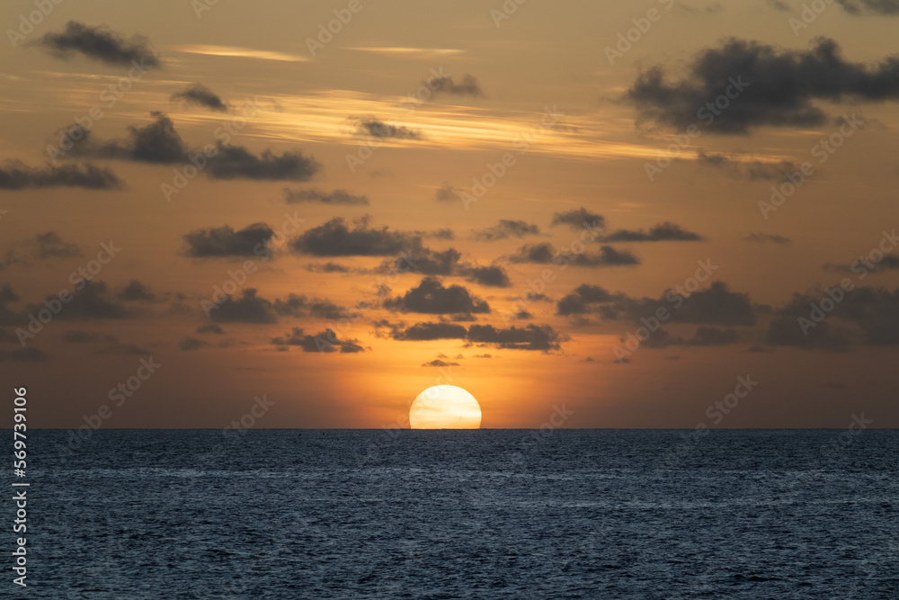 Pôr do sol no horizonte em Fernando de Noronha. Com o horizonte muito grande, não é sempre que o Sol toca no horizonte sem ser encoberto. 