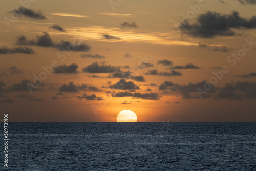Fototapeta Naklejka Na Ścianę i Meble -  Pôr do sol no horizonte em Fernando de Noronha. Com o horizonte muito grande, não é sempre que o Sol toca no horizonte sem ser encoberto. 