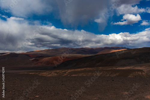 Montaña con colores diferentes en el Salar de Antofalla, Catamarca, Argentina