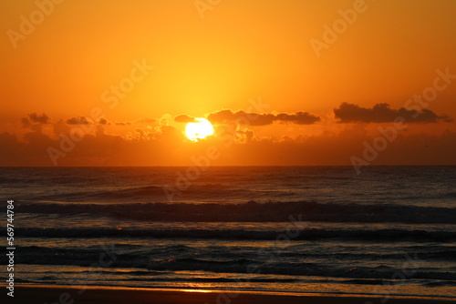 Fototapeta Naklejka Na Ścianę i Meble -  Nascer do sol na praia