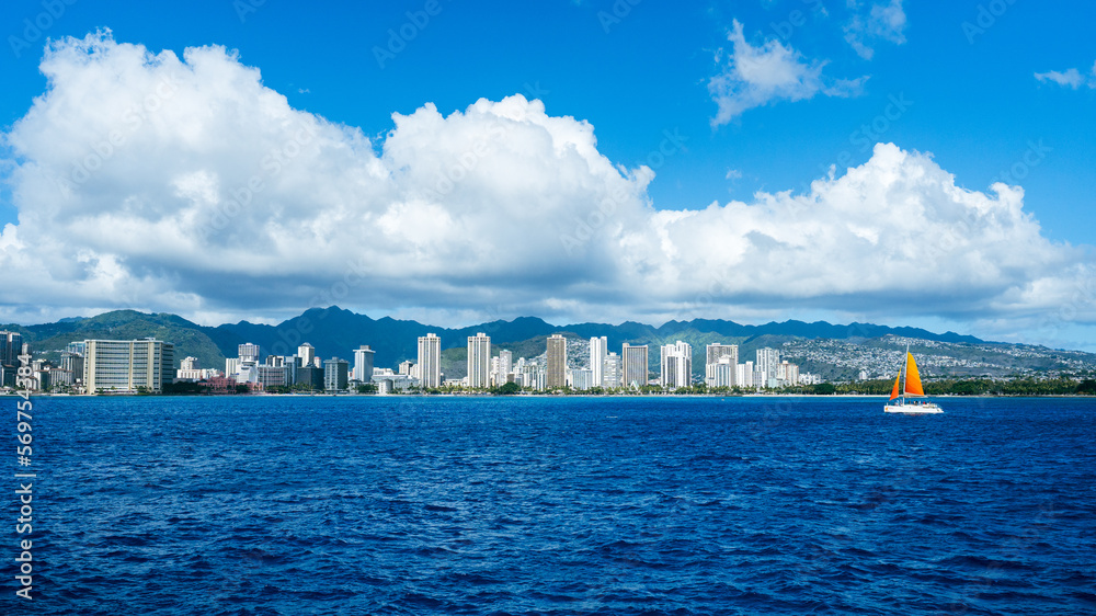 Fototapeta premium Ocean and mountain and city