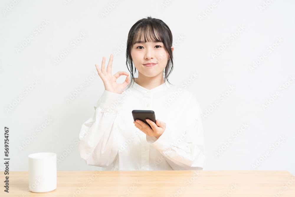 スマホを使っている若い女性 スマホを使っている若い女性