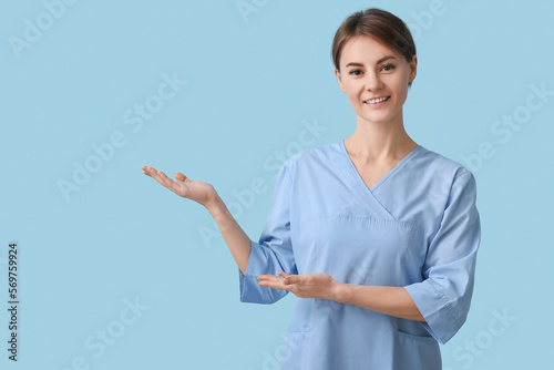 Female medical intern showi...