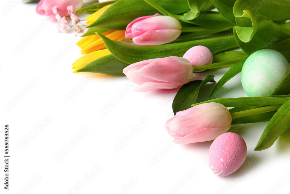 Obraz premium Composition with beautiful flowers and Easter eggs on white background, closeup