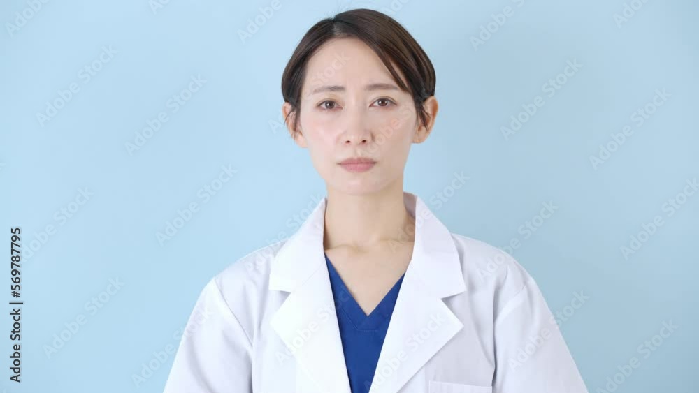 真剣に頷く医者 真剣に頷く医者