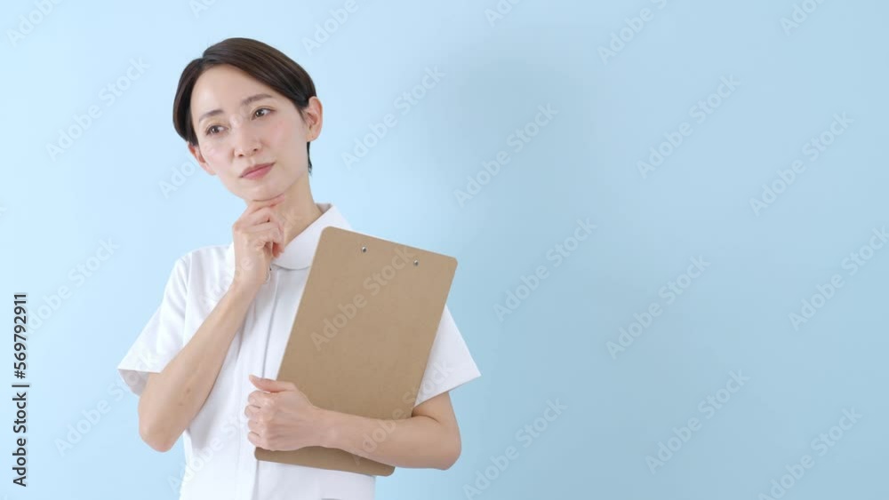 考え事をする看護師