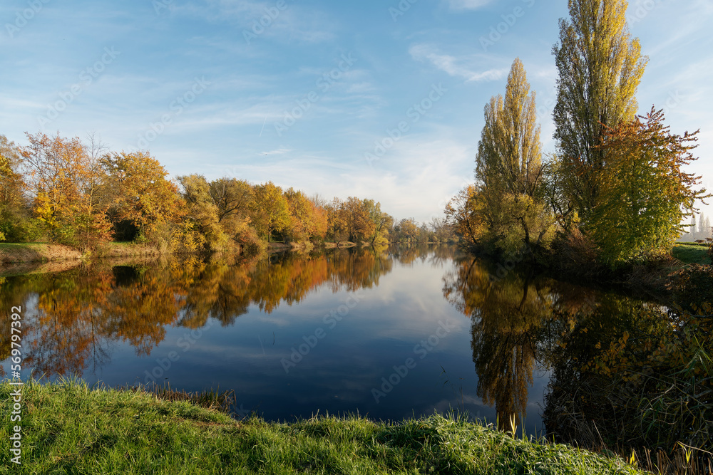 Fototapeta premium Ehemalige Baggerseen am Main bei Grafenrheinfeld, Landkreis Schweinfurt, Unterfranken, Franken, Bayern, Deutschland