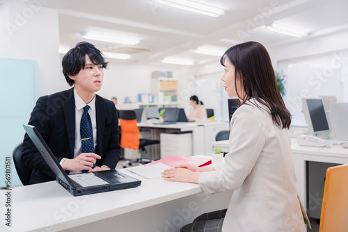 窓口で対応する男性スタッフ