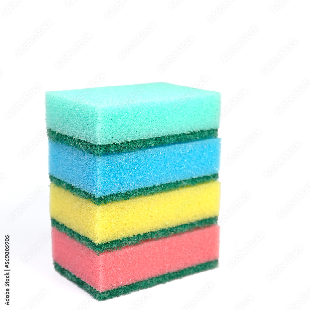 Bunte Spülschwämme vor weißem Hintergrund Bunte Spülschwämme vor weißem Hintergrund