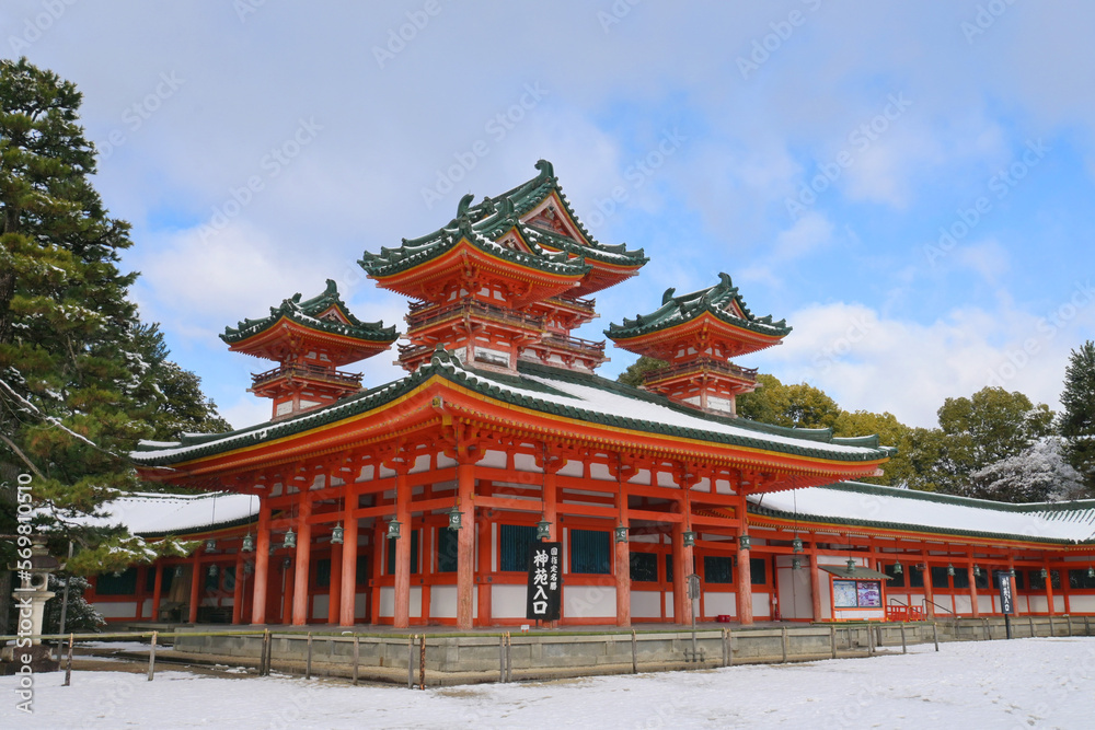 冬の朝 積雪の京都市平安神宮 白虎楼