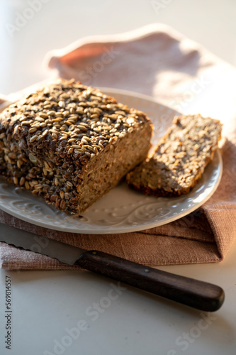 Canvas Print Körnerbrot auf weissem Teller