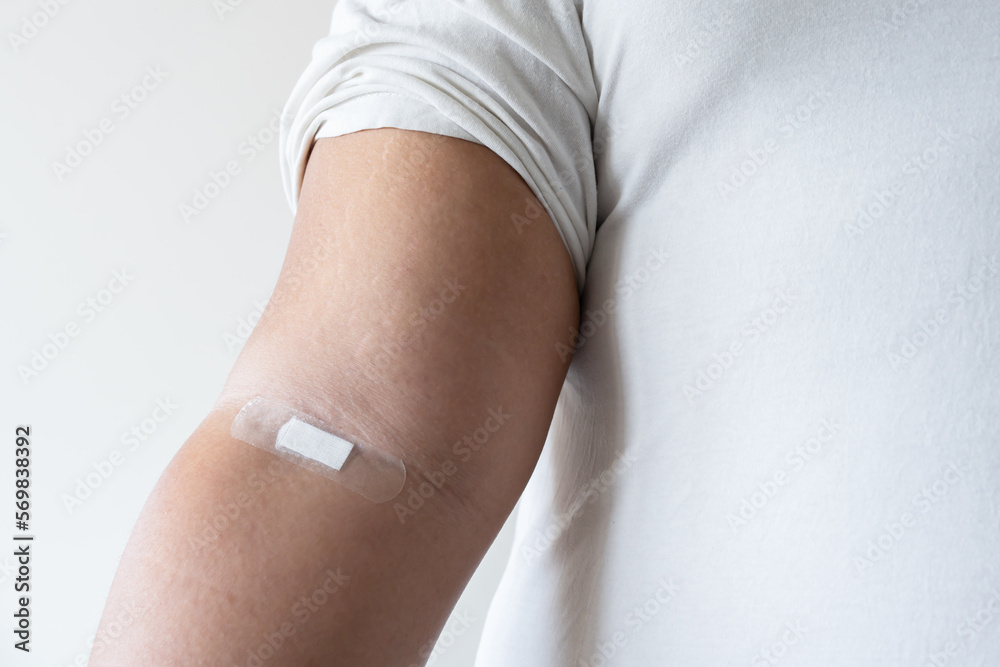 Φωτογραφία Concept of man with plaster giving blood donation to save patient life, medical
