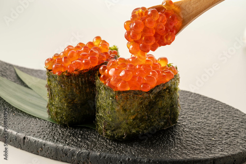 美味しいイクラ軍艦の寿司 photo