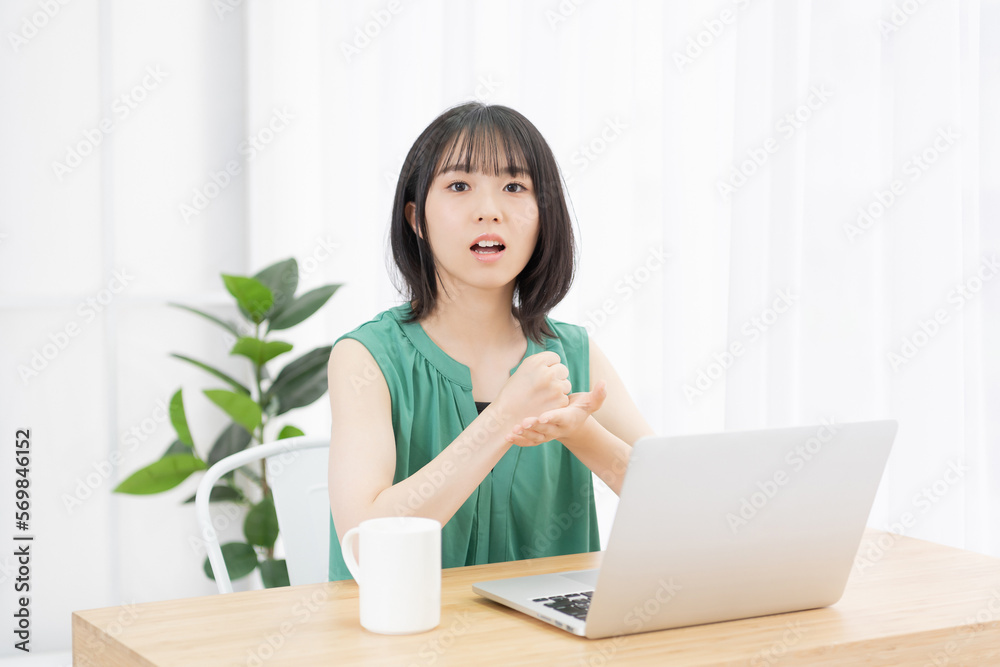 パソコンを使っていて納得した若い女性 パソコンを使っていて納得した若い女性