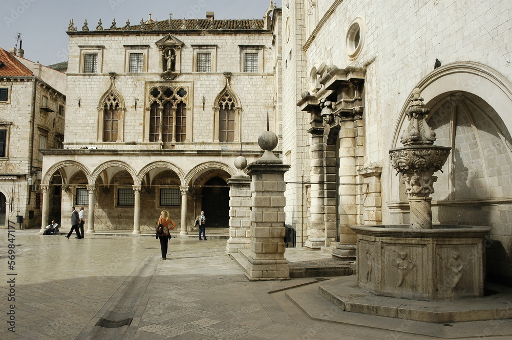 Dubrovnik, Croazia. Palazzo Sponza in Piazza Luza con la fontana degli angioletti
