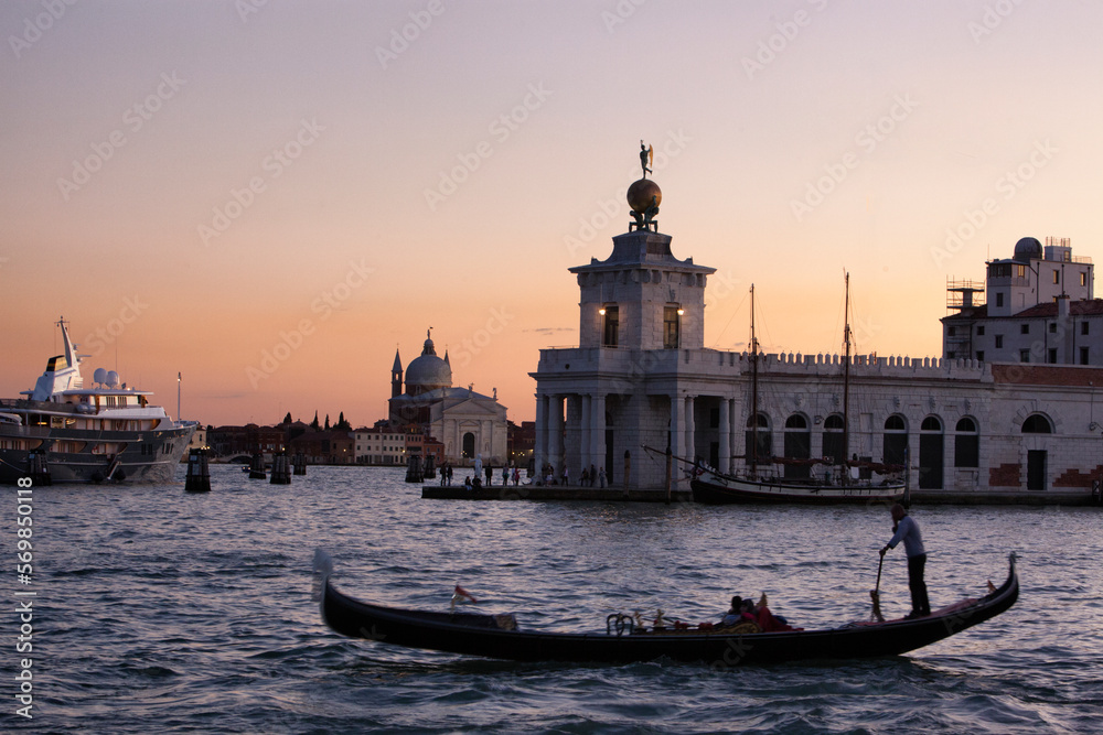 Venezia. Gondoliere a Punta della Dogana con il Redentore sul fondo