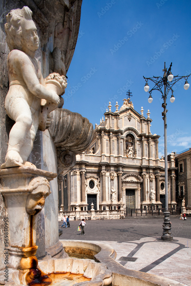 Catania. Fontana verso la Basilica Cattedrale di Sant'Agata
