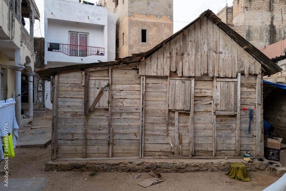 Cabane construite par les migrants guinéens dans la ville de Dakar, Sénégal, Février 2023 Cabane construite par les migrants guinéens dans la ville de Dakar, Sénégal, Février 2023